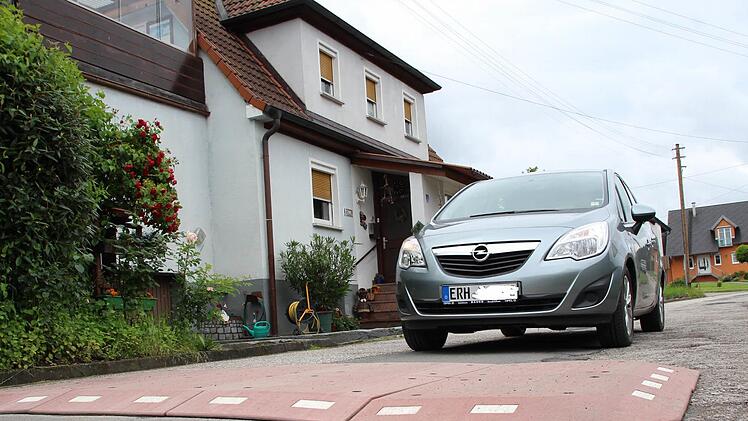 Mit zwei solchen Schwellen soll in Schirnsdorf der Verkehr gebremst werden. Foto: Andreas Dorsch