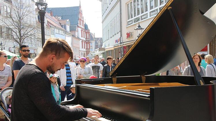 Beflügelt in der Spitalgasse. Foto: Simone Bastian