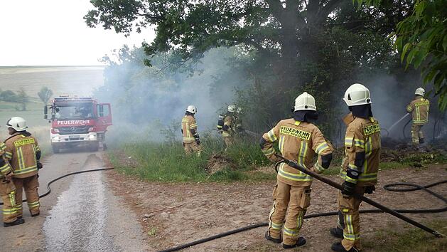 Mit 20 Einsatzkr&auml;ften bek&auml;mpfte die Ha&szlig;furter Feuerwehr den Brand zwischen Ha&szlig;furt und Sailershausen.  Fotos: Feuerwehr Ha&szlig;furt/Julian Weidinger
