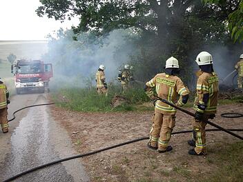 Mit 20 Einsatzkräften bekämpfte die Haßfurter Feuerwehr den Brand zwischen Haßfurt und Sailershausen.  Fotos: Feuerwehr Haßfurt/Julian Weidinger