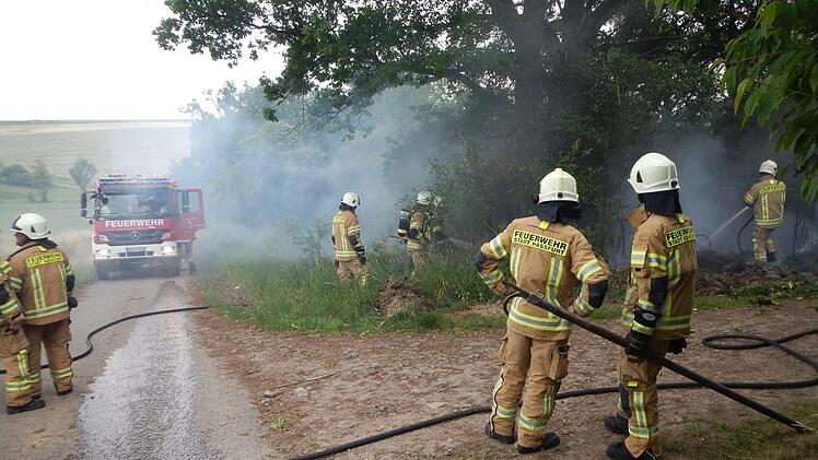Mit 20 Einsatzkräften bekämpfte die Haßfurter Feuerwehr den Brand zwischen Haßfurt und Sailershausen.  Fotos: Feuerwehr Haßfurt/Julian Weidinger