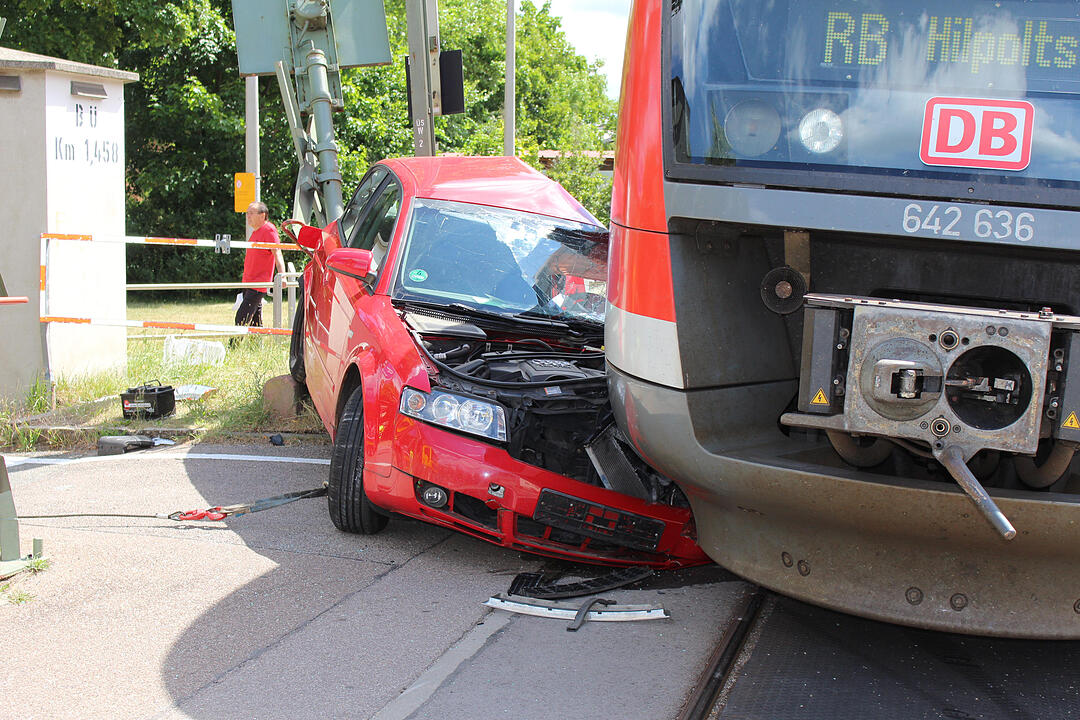 Auto fährt in Roth trotz Warnzeichen auf Gleise und wird von Zug erfasst