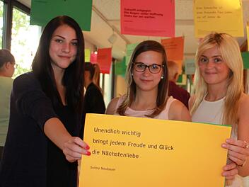 Lisa Welscher, Selma Neubauer und Tina Daum (von links) präsentieren ihre Gedichte bei der Ausstellungseröffnung.  Foto: Lisa Kieslinger