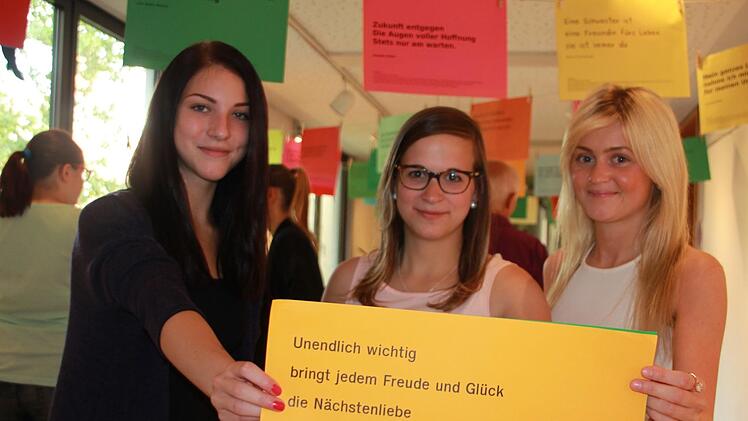 Lisa Welscher, Selma Neubauer und Tina Daum (von links) präsentieren ihre Gedichte bei der Ausstellungseröffnung.  Foto: Lisa Kieslinger