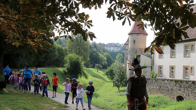 Die Gruppe geht mit Hotzenplotz an der Stadtmauer entlang. Foto: Bettina Knauth