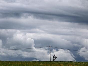 Das ruhige und niederschlagsfreie Wetter hält bis einschließlich Sonntag an. Doch dann nähert sich ein Orkantief. Symbolfoto: Karl-Josef Hildenbrand /dpa