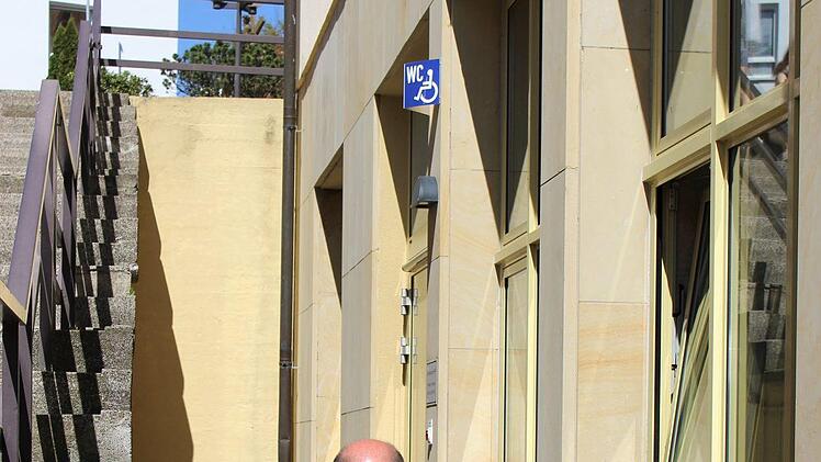 Das Behinderten-WC auf dem Marktplatz ist für den Kassenrollstuhl schwer befahrbar. Mit dem Segway geht es gut. Foto: Julia Raab