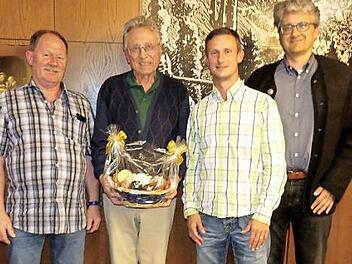 Kassier Holger Popp, der neue Vorsitzende Michael Wackendorf (von rechts) und der neue Zweite Vorsitzende Günther Schieber (links) mit dem neuen Ehrenmitglied Rudolf Eisenschink, der bis dahin den Verein 32 Jahre geführt hatte. Foto: Dieter Hübner