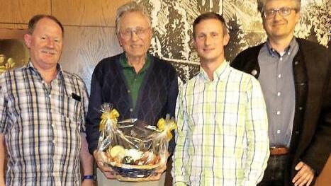 Kassier Holger Popp, der neue Vorsitzende Michael Wackendorf (von rechts) und der neue Zweite Vorsitzende Günther Schieber (links) mit dem neuen Ehrenmitglied Rudolf Eisenschink, der bis dahin den Verein 32 Jahre geführt hatte. Foto: Dieter Hübner