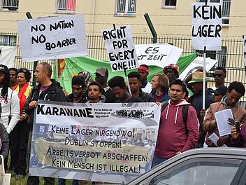 Auch viele Fl&uuml;chtlinge waren am Samstag unter den Demonstranten. Foto: Ronald Rinklef