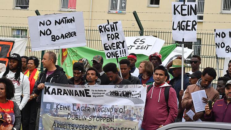 Auch viele Fl&uuml;chtlinge waren am Samstag unter den Demonstranten. Foto: Ronald Rinklef