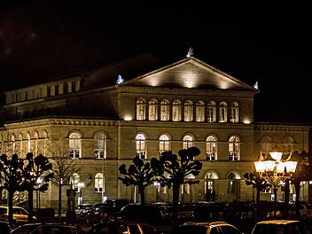 Ein späterer Vorstellungsbeginn am Landestheater ist gerade jetzt, in der dunkelsten Zeit des Jahres nicht unproblematisch. Es gibt aber auch Besucher, die darin Vorteile sehen.Jochen Berger
