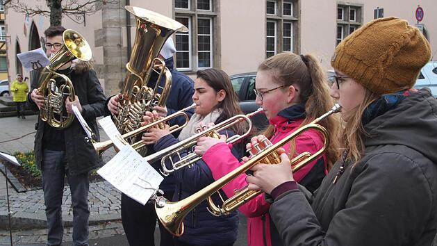 F&uuml;nf Musikerinnen und Musiker umrahmten die Auslosung der Gewinne des  M&auml;rchen-Ratespiels musikalisch. Dieter Britz