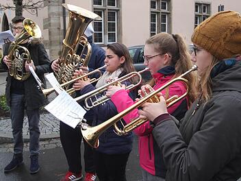 Fünf Musikerinnen und Musiker umrahmten die Auslosung der Gewinne des  Märchen-Ratespiels musikalisch. Dieter Britz