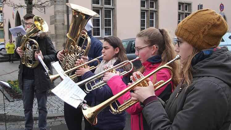 Fünf Musikerinnen und Musiker umrahmten die Auslosung der Gewinne des  Märchen-Ratespiels musikalisch. Dieter Britz