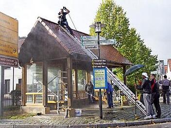 Kräftig angepackt haben Mitglieder des Vereins für Dorfentwicklung und Heimatpflege sowie Eltern, um das Buswartehäuschen in Unterschleichach einer Generalreinigung zu unterziehen.  Foto: Sabine Weinbeer
