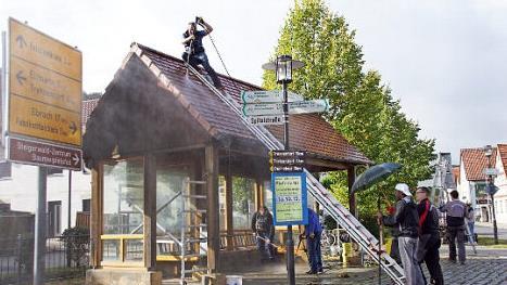 Kräftig angepackt haben Mitglieder des Vereins für Dorfentwicklung und Heimatpflege sowie Eltern, um das Buswartehäuschen in Unterschleichach einer Generalreinigung zu unterziehen.  Foto: Sabine Weinbeer