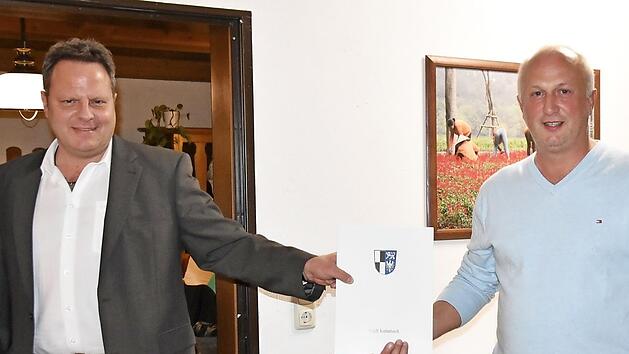 OB Ingo Lehmann (links) &uuml;berreichte Marco Biedefeld die Ernennungsunterlagen zum Ortssprecher.  Foto: Uschi Prawitz