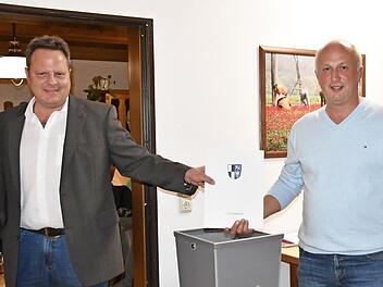 OB Ingo Lehmann (links) überreichte Marco Biedefeld die Ernennungsunterlagen zum Ortssprecher.  Foto: Uschi Prawitz