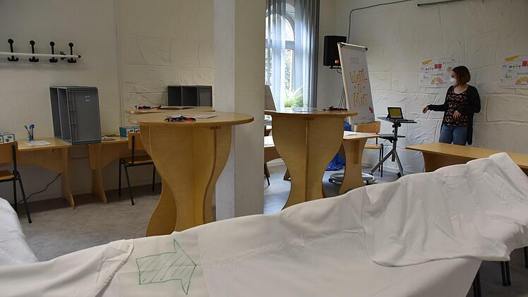 Franziska Pfreundner hat mit ihrem Juz-Team ein informatives Wahllokal eingerichtet. Foto: Uschi Prawitz