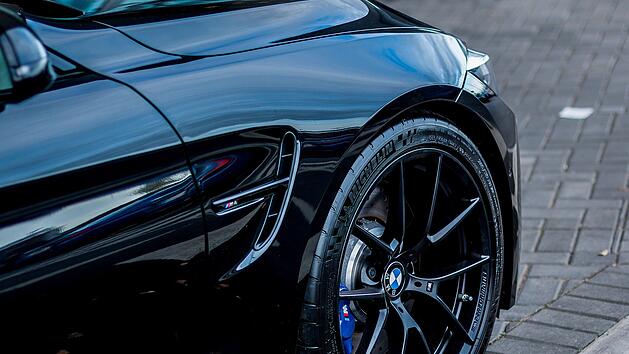 &Uuml;berholman&ouml;ver auf A73: Junge BMW-Fahrerin in Leitplanke gedr&auml;ngt