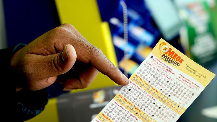 Ein Mann aus den USA hat den bisher höchsten Jackpot in der US-Geschichte geknackt: 2 Milliarden Dollar.