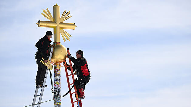 Gipfelkreuz der Zugspitze repariert