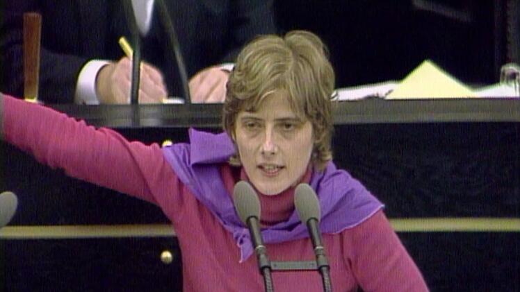 Wortgewaltig: Petra Kelly redet zum Nato-Doppelbeschluss 1983 im Deutschen Bundestag.