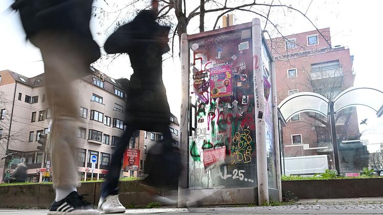 Ausrangierte Telefonzelle