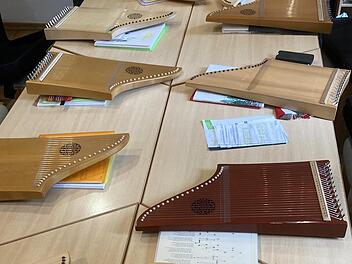 Die Veeh-Harfe ist ein Saitenzupfinstrument, das ohne Notenvorkenntnisse gespielt werden kann.