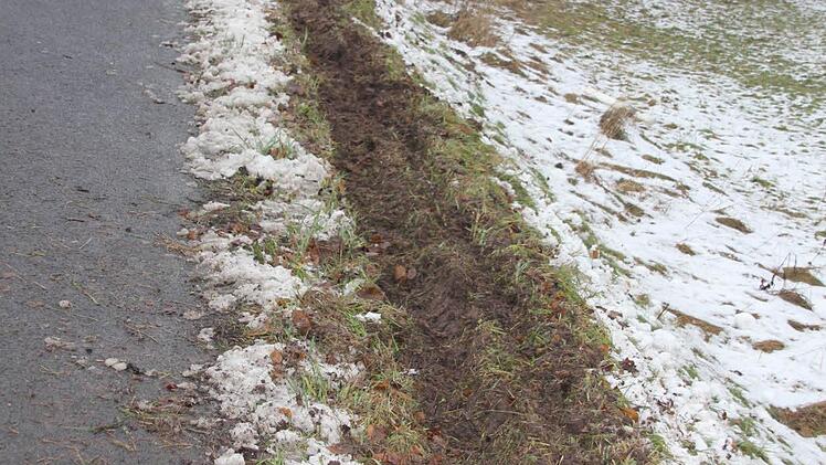 Über eine lange Strecke wurde das Bankett mit den rechten Reifen förmlich umgepflügt.