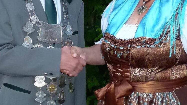 Inge Winkler gratuliert Florian Eichner.