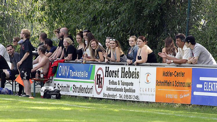 Aufmerksame Beobachter waren die Spielerinnen der Geisfelder Damenmannschaft