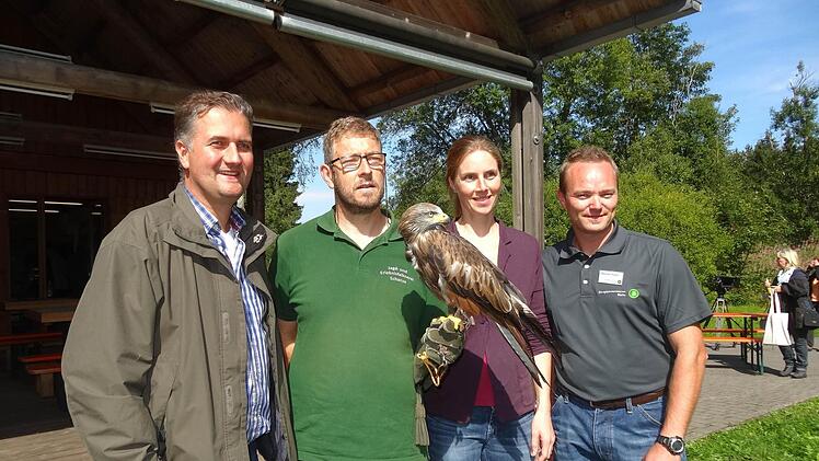 Thorsten Raab (Leiter der hessischen Verwaltungsstelle des Biosphärenreservats Rhön) Falkner Michael Schanze mit Rotmilan Lucia, Anne Schierenberg (Leiterin Bürgerschaftliches Engagement, Europarc Deutschland) und Projektleiter Bastian Sauer sind sich einig: der Schutz der Rotmilans ist ein lohnendes Projekt. Foto: Marion Eckert