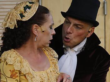 Möglicherweise findet Daniel Leistner eine neue Theaterheimat in Pegnitz. Im Bild ist er bei einer Aufführung der Kronacher Faust-Festspiele mit Heidemarie Wellmann zu sehen. Foto: Hoch/Archiv