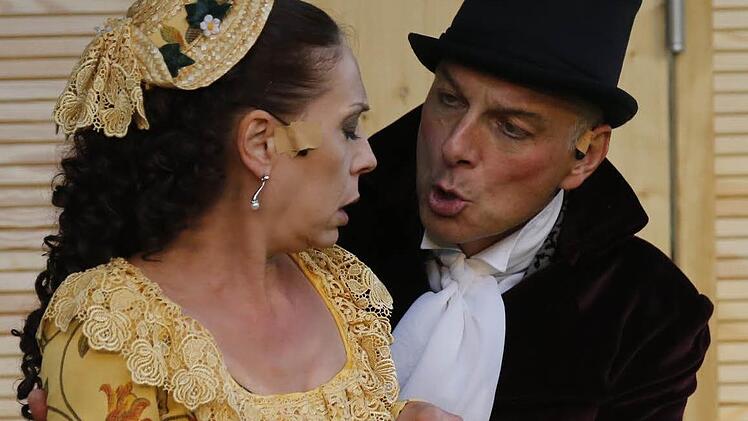 Möglicherweise findet Daniel Leistner eine neue Theaterheimat in Pegnitz. Im Bild ist er bei einer Aufführung der Kronacher Faust-Festspiele mit Heidemarie Wellmann zu sehen. Foto: Hoch/Archiv