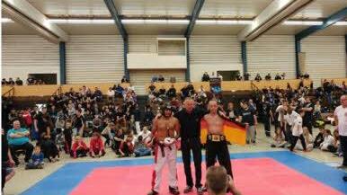 Unser Bild zeigt den Rannunger Holger Volz (rechts) mit Umesh Partel und Veranstalter Dietmar Lindegaard (Bildmitte). Foto: privat