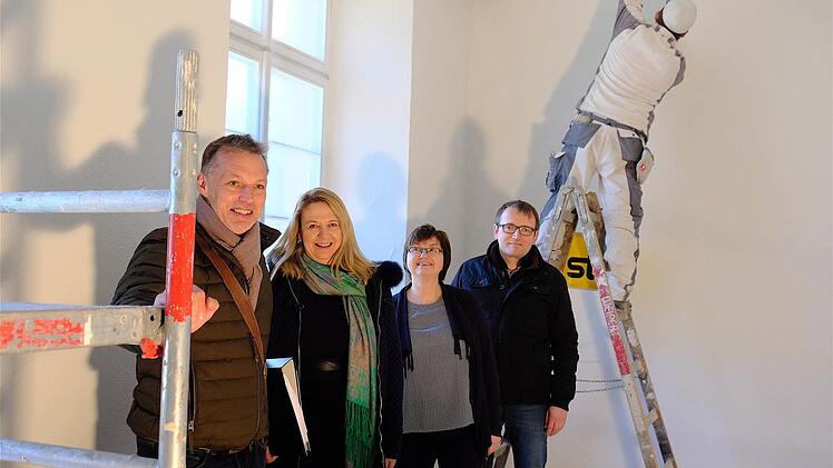 Sie sind zufrieden mit dem Fortschritt der Sanierung sind (v.l.): Architekt Stefan Richter, Kurdirektorin Andrea Schallenkammer, Pächterin Ulrike Pfaff und der technische Leiter Thomas Gunkel. Foto: Gerd Schaar