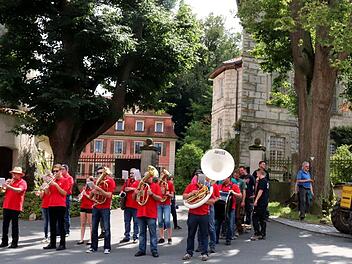 Ein kurzer Zwischenstopp ist auf dem Weg zum Baumaufstellen öfter mal nötig. Dabei wird Flüssigkeit nachgefüllt - aber nicht in das Fahrzeug.  Foto: Johanna Blum