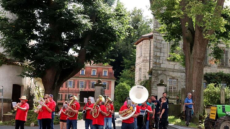 Ein kurzer Zwischenstopp ist auf dem Weg zum Baumaufstellen öfter mal nötig. Dabei wird Flüssigkeit nachgefüllt - aber nicht in das Fahrzeug.  Foto: Johanna Blum