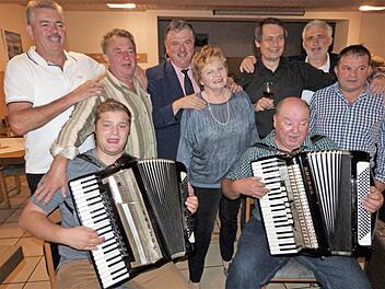 Ausgelassene Stimmung nach einer fröhlichen Weinprobe mit den "Stanicher" Musikanten Marcel und Simon Ott. Dahinter (stehend, von links) Uli Bay, Rudolf Neumann, Landrat Klaus Peter Söllner, Abteilungsleiterin Heidemarie Zahner, Bürgermeister Roland Wolfrum, Jörg Dittwar und Georg Ott Foto: Werner Reißaus