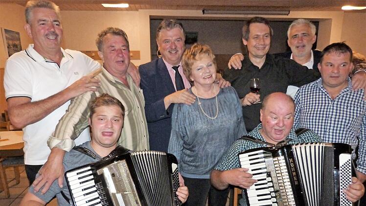 Ausgelassene Stimmung nach einer fröhlichen Weinprobe mit den "Stanicher" Musikanten Marcel und Simon Ott. Dahinter (stehend, von links) Uli Bay, Rudolf Neumann, Landrat Klaus Peter Söllner, Abteilungsleiterin Heidemarie Zahner, Bürgermeister Roland Wolfrum, Jörg Dittwar und Georg Ott Foto: Werner Reißaus