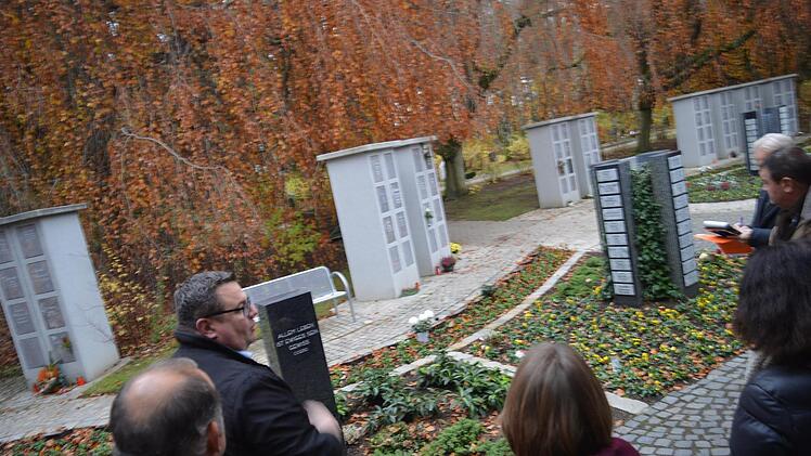 Seit 2012 steht im neuen Friedhof in Forchheim die Urnenanlage. Im gleichen Stil soll auf der anderen Seite der Aussegnungshalle eine weitere entstehen.Hier an dieser Fläche ist 2012 eine Urnenanlage entstanden, die im vergangenen Jahr auch erweitert wurde.Foto: Ronald Heck