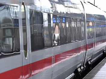Ein Bordbistro-Mitarbeiter der Deutschen Bahn hat auf einer Zugfahrt keine Gäste mehr bedient, sondern sich selbst eingeschenkt. Am Ende war er betrunken. Symbolfoto: Martin Schutt/dpa-Zentralbild/dpa