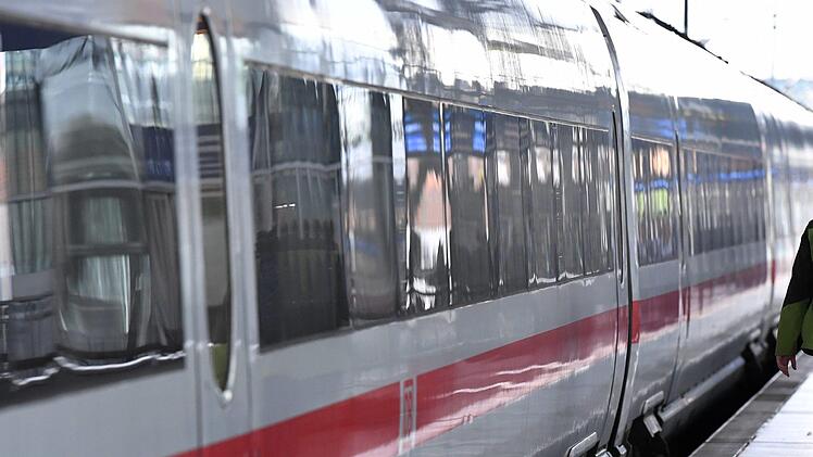 Ein Bordbistro-Mitarbeiter der Deutschen Bahn hat auf einer Zugfahrt keine Gäste mehr bedient, sondern sich selbst eingeschenkt. Am Ende war er betrunken. Symbolfoto: Martin Schutt/dpa-Zentralbild/dpa