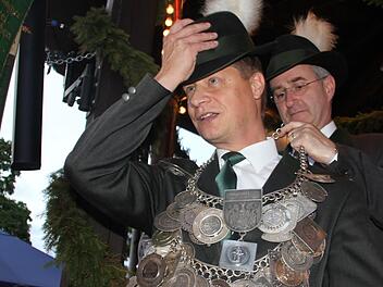 Die Kronacher Schützen müssen sich vermutlich wieder mit einer Klage beschäftigen. Schützenmeister Frank Jungkunz (l., hier bei der Auszeichnung als Schützenkönig 2017) informierte in der Hauptversammlung über das Thema. Foto: Archiv/Veronika Schadeck