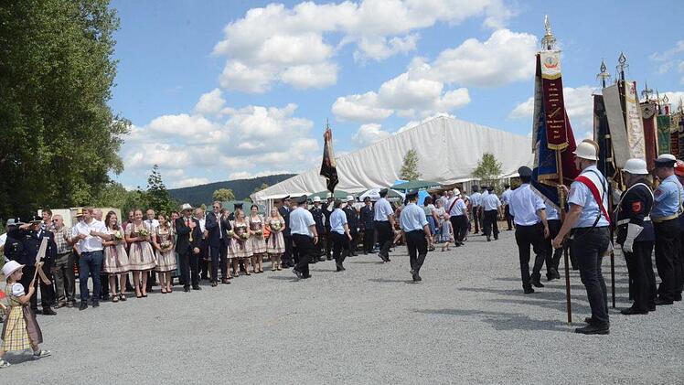Am Festzelteingang wurden die eintreffenden Wehren von Ehrengästen, Besuchern und Fahnenabordnungen mit großem Beifall empfangen. Foto: Karl-Heinz Hofmann