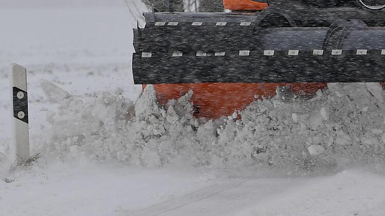 In Kulmbach und im Umkreis ist es auf glatten Stra&szlig;en am Freitag und Samstag zu Unf&auml;llen gekommen. Foto: Hendrik Schmidt/dpa