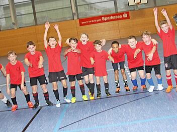 Jetzt steht es fest: Sie sind die Hallenfu&szlig;ball-Kreismeister der Grundschulen.  Fotos: Alexandra Kemnitzer