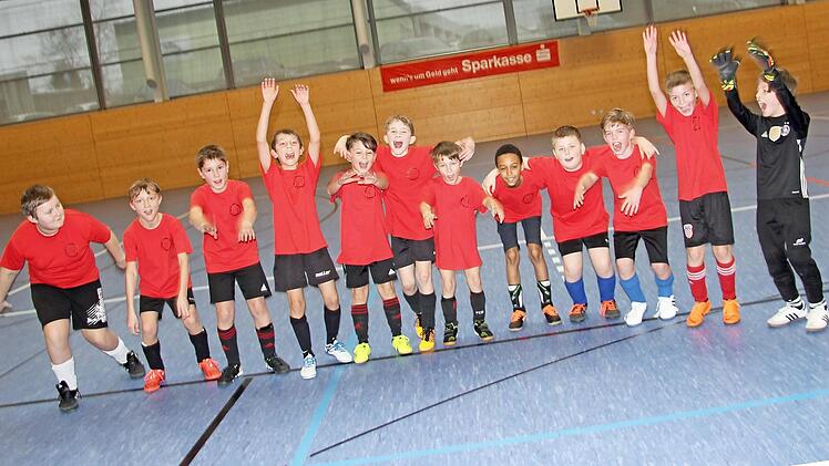 Jetzt steht es fest: Sie sind die Hallenfu&szlig;ball-Kreismeister der Grundschulen.  Fotos: Alexandra Kemnitzer
